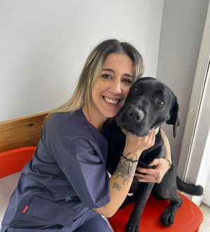 Auxiliar de veterinaria Zaida con su perrita Aisha