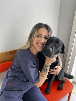 Auxiliar de veterinaria Zaida con su perrita Aisha